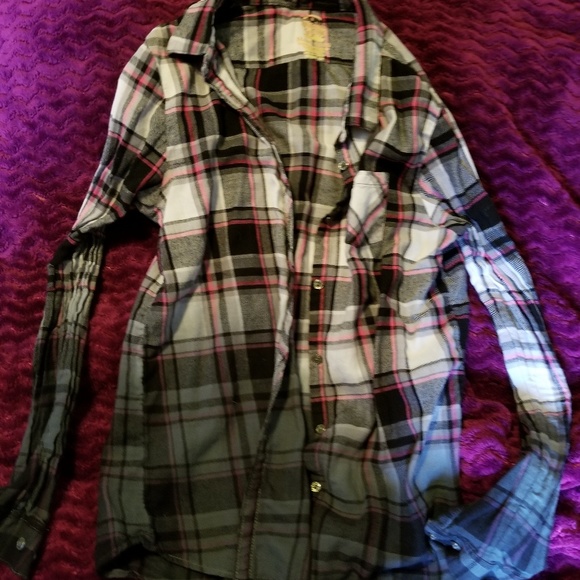4 flannels - Picture 2 of 4